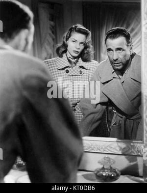 Dark Passage ist ein Film aus dem Jahr 1947 mit Lauren Bacall und Humphrey Bogart. Der Film ist für seinen Noir-Stil bekannt und zeigt eine geheimnisvolle Handlung, in der Bacall und Bogart in diesem klassischen Thriller zentrale Rollen spielen. Stockfoto