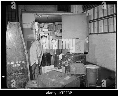 Dieses Foto zeigt das Stan Kenton Orchestra, eine der prominenten Big Bands der 1940er Jahre Bekannt für ihren Jazz und ihre progressive Musik, war Kentons Orchester maßgeblich an der Gestaltung des amerikanischen Jazz der Nachkriegszeit beteiligt. Stockfoto