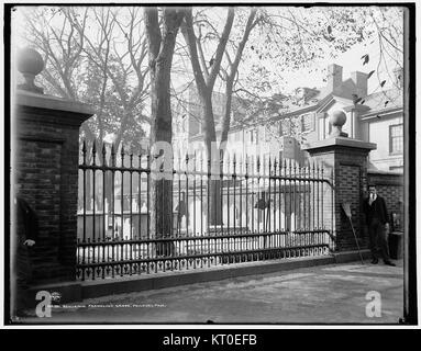 Ein historisches Bild von Benjamin Franklins Grab in Philadelphia, veröffentlicht um 1900 von der Detroit Publishing Company. Franklin, einer der Gründungsväter der Vereinigten Staaten, ist auf dem Grabplatz der Christ Church begraben. Stockfoto