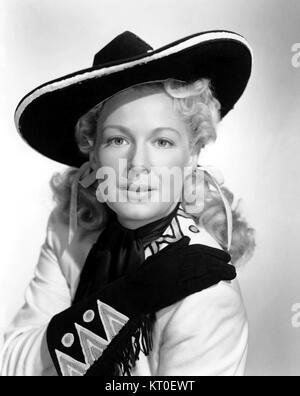 Betty Hutton spielte 1950 die Rolle der Annie Oakley im Broadway-Revival von Annie Get Your Gun. Huttons Auftritt als scharfsinniges Showgirl erlangte ihre Anerkennung, was die Produktion zu einem bemerkenswerten Erfolg in der Theaterszene nach dem Zweiten Weltkrieg machte. Stockfoto