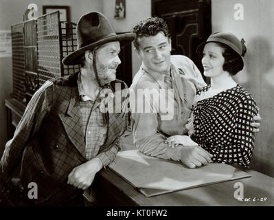 Ein Werbefoto aus dem Film *Blue Steel* aus dem Jahr 1934 mit John Wayne. Das Bild fängt einen entscheidenden Moment aus dem Western-Film ein und konzentriert sich auf intensive Action und Drama. Stockfoto