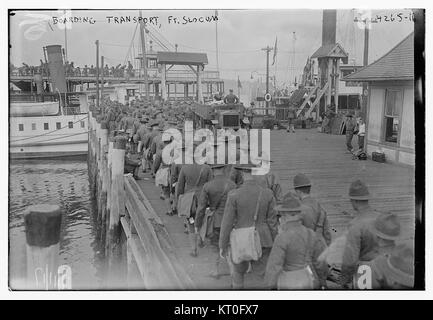 Dieses Bild erfasst den Moment des Einstiegs in Fort Slocum und zeigt die militärische Logistik und Transportmethoden auf, die im Fort während einer bestimmten historischen Zeit verwendet wurden. Stockfoto