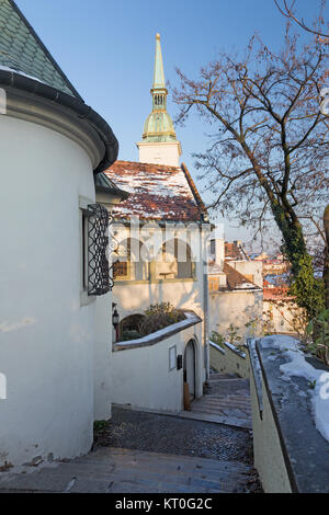 Bratislava - der Gang unter der Burg mit der St. Martins cathedrtal im Hintergrund Stockfoto