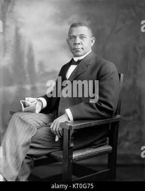 Booker T. Washington war ein prominenter afroamerikanischer Pädagoge und Führer im späten 19. Und frühen 20. Jahrhundert. Dieses Bild stellt ihn wahrscheinlich in einem formalen Porträt oder einer Umgebung dar. Stockfoto