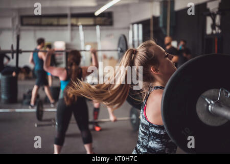 Frauen und Fitness Training. Gewichtheben, Aus- und Weiterbildung. Stockfoto