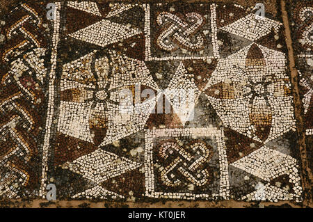 Römische Villa Pisoes. Mosaikfußboden mit geometrischen Motiven. Portugal. Alentejo. Beja. Stockfoto