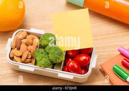 Lunch Box und gesundes Essen auf isolierten Hintergrund Stockfoto