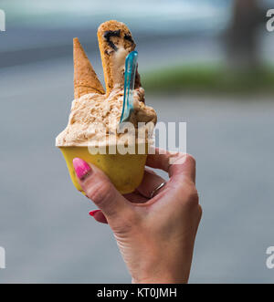Kaffee Eis mit Kegel Keks auf der rechten Seite Stockfoto