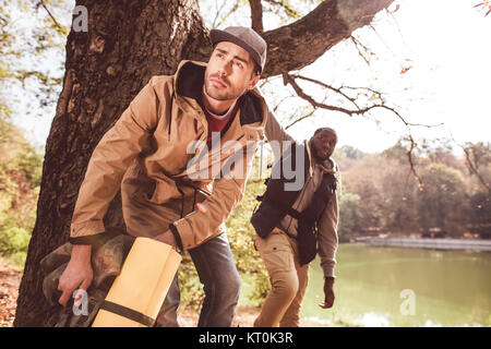 Männer Backpackers in der Nähe von Fluss Stockfoto