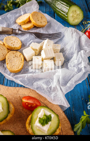 Brot, Zwieback und Schafskäse Stockfoto