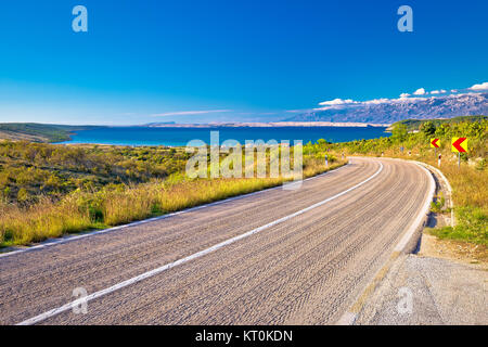 Malerische Straße am Meer in Kroatien Stockfoto