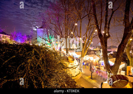 Zagreber Oberstadt Weihnachtsmarkt am Abend ansehen Stockfoto