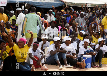 Tausende von Gambians versammelt ein Präsident von Adamas Barrow Jahr Jubiläum bei der Buffer-Zone Fußball Park in Latrikunda zu feiern, Gambia Stockfoto