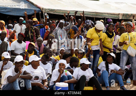 Tausende von Gambians versammelt ein Präsident von Adamas Barrow Jahr Jubiläum bei der Buffer-Zone Fußball Park in Latrikunda zu feiern, Gambia Stockfoto