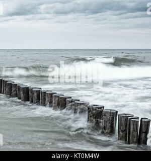 Bild mit Langzeitbelichtung von Wellen am Wellenbrecher in der Ostsee Stockfoto