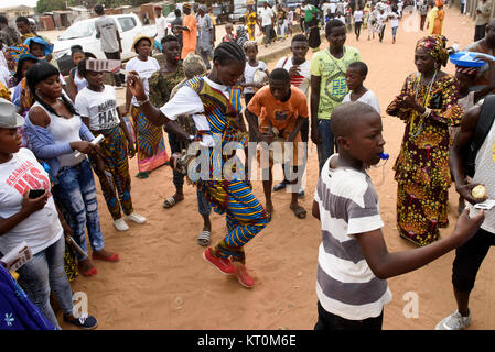 Tausende von Gambians versammelt ein Präsident von Adamas Barrow Jahr Jubiläum bei der Buffer-Zone Fußball Park in Latrikunda zu feiern, Gambia Stockfoto