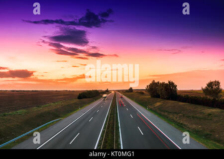 Autos beschleunigen auf der Autobahn Stockfoto