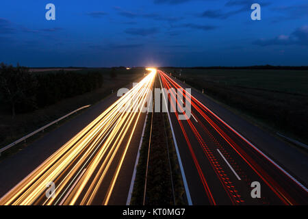 Autos beschleunigen auf der Autobahn Stockfoto