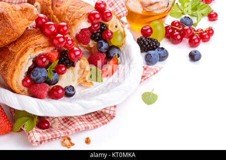 Frische Croissants und Honig. Stockfoto