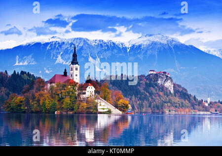 Mit See, Insel, Burg und Berge im Hintergrund Bled Stockfoto