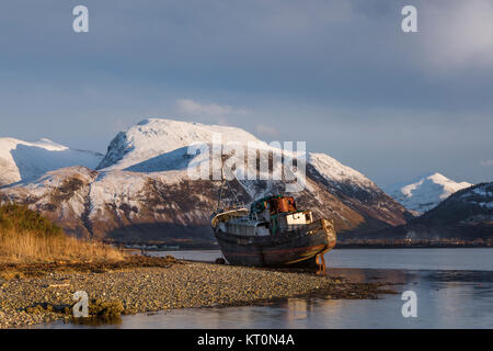 Das alte Wrack in Corpach in der Nähe von Fort William, Schottland. Der Berg Ben Nevis. Stockfoto