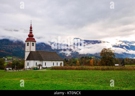 Typische slowenische Kirche in den Bergen Stockfoto