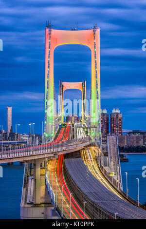 Tokio, Japan bei Rainbow Bridge bei Nacht. Stockfoto