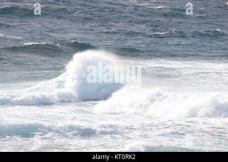 Große Wellen im Ozean zu sprühen und weißen Surf Stockfoto