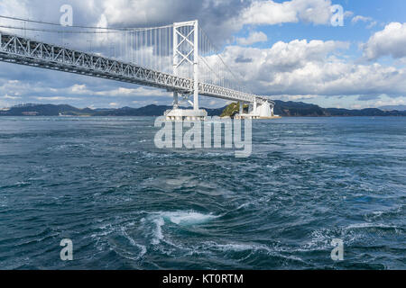 Onaruto Brücke und Whirlpool in Japan Stockfoto