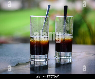 Kaffee tropft im vietnamesischen Stil auf hölzernen Tisch Stockfoto