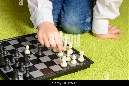 Kind spielt Schach Stockfoto