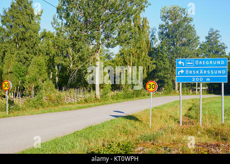 Geschwindigkeit und Ortstafeln, Graso, Provinz Uppland, Stockholm Archipelago, Schweden, Skandinavien. Graso ist eine Insel an der Küste von uppland Provinz Stockfoto