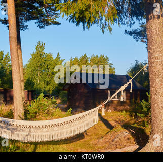 Hängematte und Holz Kabine, Graso, Provinz Uppland, Stockholm Archipelago, Schweden, Skandinavien. Graso ist eine Insel an der Küste von uppland Provinz o Stockfoto