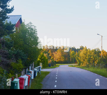 Zeile der Mailboxen auf Straße, Graso, Provinz Uppland, Stockholm Archipelago, Schweden, Skandinavien. Graso ist eine Insel an der Küste von uppland Provinz o Stockfoto