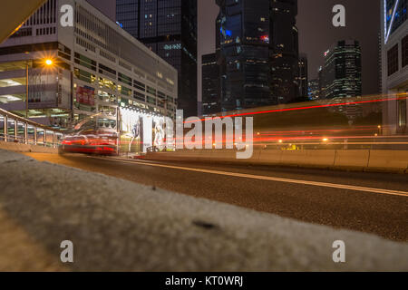 Taxis an der Queensway in der Nacht. Queensway ist neben Chater Garden, im Central District von Hong Kong. Stockfoto