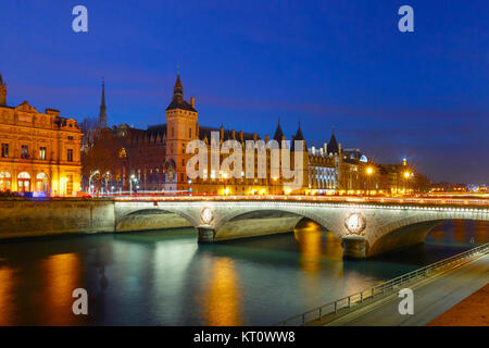 Conciergerie in der Nacht, Paris, Frankreich Stockfoto