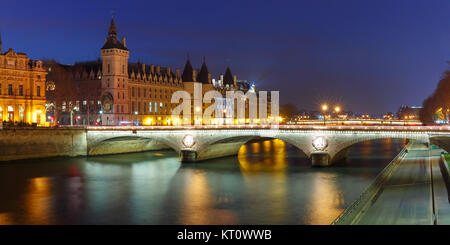 Panorama der Conciergerie in der Nacht, Paris, Frankreich Stockfoto