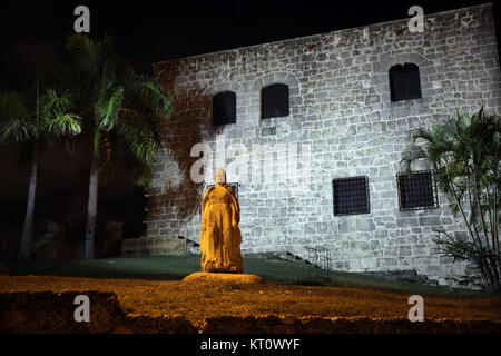 Night Shot der Skulptur der spanischen Königin Isabella in Santo Domingo dom. Stockfoto