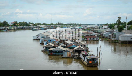 Eine Giang, Vietnam - Oct 2, 2015. Schwimmende Dorf am Mekong in einem Giang, Vietnam. Eine Giang nimmt eine Position in den Oberlauf der Mekon Stockfoto