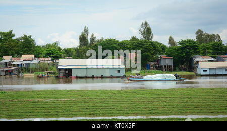 Eine Giang, Vietnam - Oct 2, 2015. Holz- Boote auf dem Fluss in einem Giang, Vietnam. Eine Giang nimmt eine Position im Oberlauf des Mekong Delta. Stockfoto