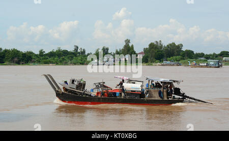 Eine Giang, Vietnam - Oct 2, 2015. Eine hölzerne cargo Boot auf dem Fluss in einem Giang, Vietnam. Eine Giang nimmt eine Position im Oberlauf des Mekong De Stockfoto