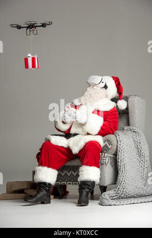 Santa Claus mit Drohne Stockfoto