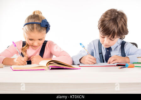 Mitschüler schreiben Hausaufgaben in Notebooks Stockfoto