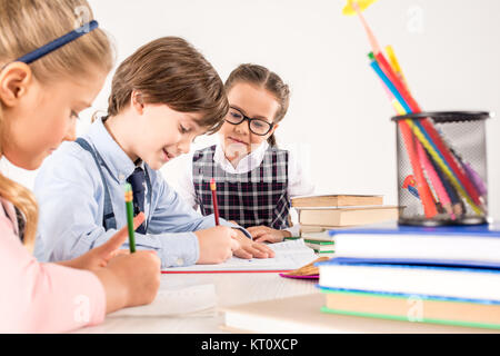 Kinder schreiben in Notebooks Stockfoto