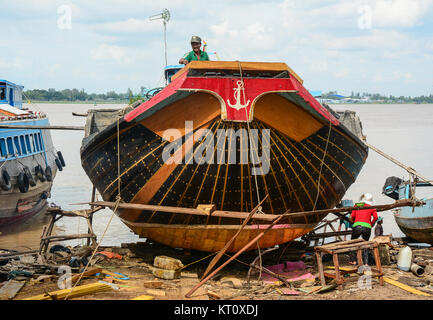 Eine Giang, Vietnam - Oct 2, 2015. Holz- cargo Boot Gebäude an der Werft in einem Giang, Vietnam. Eine Giang im Mekong Delta, im Süden - benachrichtigen Stockfoto