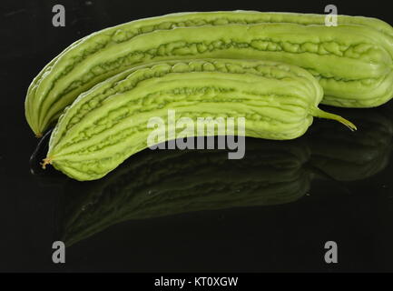 Bitter Gurke auf schwarze Küche Zähler Stockfoto