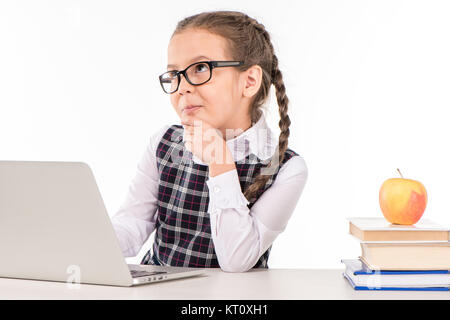 Schülerin an Schreibtisch mit Laptop Stockfoto