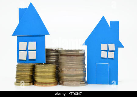 Haus Modell und Stapel von Münzen Stockfoto