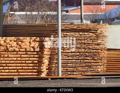 Lager der Baumaterialien, Holz Bretter unter einem Baldachin gestapelt Stockfoto