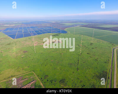 Masten Langwelle Antennen Kommunikation unter den Reis Felder floo Stockfoto